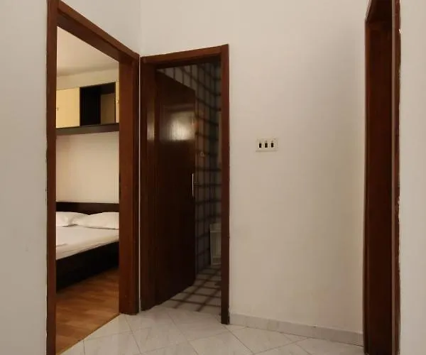 Apartman With Parking Space - 6791 Makarska